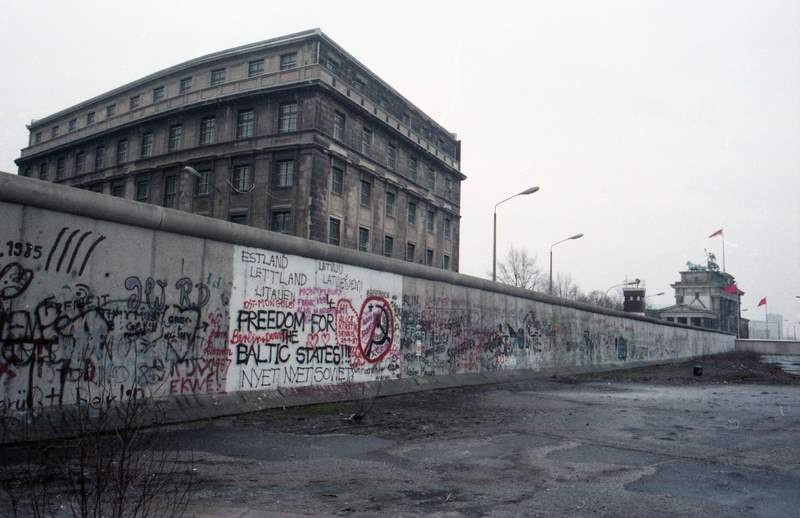 Hvorfor ble Berlinmuren bygget?